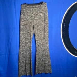 This is a very elastic and comfortable pants.